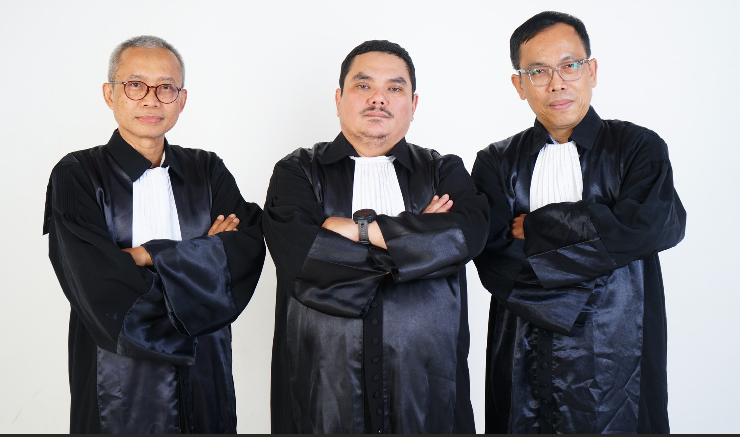 Tiga pendiri PNR Law Office mengenakan toga advokat