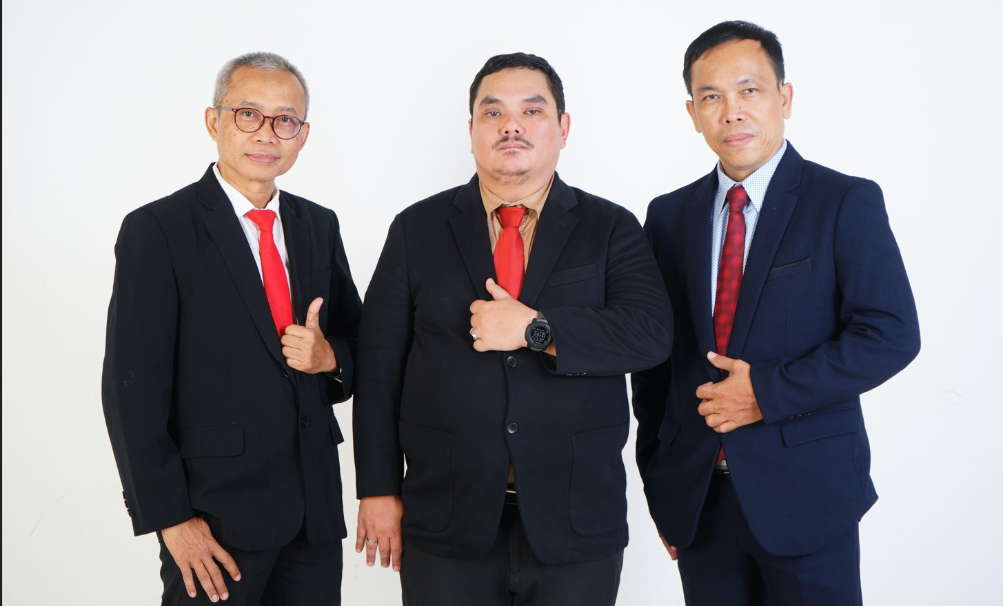 Tiga pendiri PNR Law Office dalam balutan jas formal